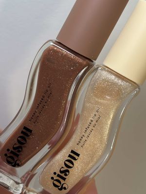 new @Gisou lip oil shades! ‘pineapple pout’ 🍍 & ‘coco-cacao’ 🥥 #gisou #gisoulipoil #newmakeup #lipoil #lipswatch 
