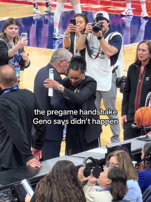 handshake gate. and we have evidence #MarchMadness #southcarolina #genoauriemma #dawnstaley #cbb 