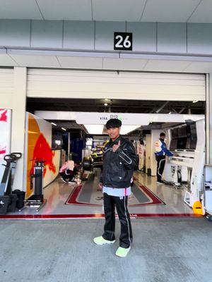 イケメンすぎるから入るの許されたわ。。。。。