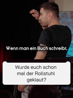 Wenn der Mountainbiker zur Lesung kommt... 🏔️🚲 Ein Schloss für den Rollstuhl? Genial oder völlig daneben? Schaut bis zum Ende! 😂🔒 #comedy #standupgermany #tancaglar #rollstuhlleben #witzig