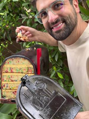 Not your usual mailbox 😂 Who wants a slice? @thejonnycakes 🍰