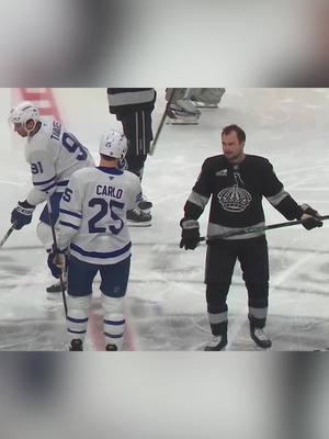 Scott Laughton caught up with some of his former teammates during warmups 🎥: Sportsnet | #LeafsForever