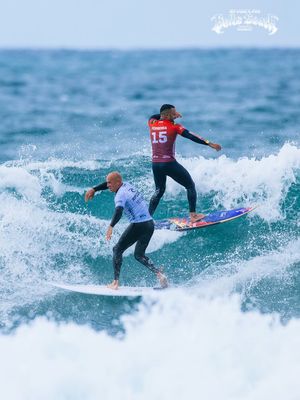 Quando dois campeões mundiais se encontram numa onda... 🖐️ABSOLUTE CINEMA! 🖐️ 📸 @edsloanephoto 🎥 @matheusscouto 🔔 Acompanhe ao vivo o @ripcurl Pro #BellsBeach , de 31/03 a 10/04, pelo nosso canal no Youtube, em worldsurfleague.com ou no @sportv. @originalbonsoy @visitmelbourne #wslbrasil
