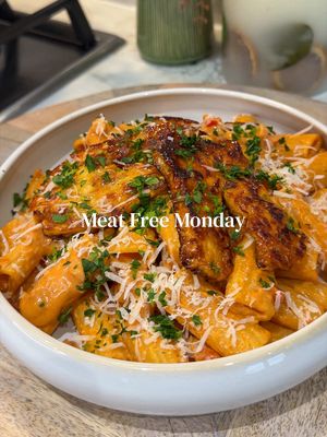 Hot Honey Halloumi Pasta  What are you favourite meat free dinners or what types of meat free meals would you like to see?  Ingredients for two  - 160g pasta  - 100g reduced fat Halloumi  - Half a diced red pepper  - 1 diced onion  - 100g lightest Philadelphia  - 100ml stock  - 100g cherry tomatoes  - 1tsp smoked paprika, garlic granules & onion granules  - 2tbsp chilli jam  - 30g hot honey  - 20g Parmesan  - 2 tbsp fresh chopped parsley  Full recipe on my app, link in my bio!  #hothoneyhalloumi #meatfreedinner #meatfreemeals #EasyRecipes #weeknightdinners 