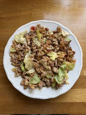 Massa crocante com frango e molho de iogurte  Ingredientes 200 g de massa lacinhos 500 g de bifes de frango 12 tomates cherry 1 chávena de salada iceberg 4 colheres de sopa de iogurte Sumo de meio limão 1 colher de sopa de azeite Pimentão doce a gosto Ervas de Provence a gosto Pimenta branca a gosto Alho em pó a gosto Sal a gosto Molho de soja a gosto Preparação Cozer a massa em água a ferver com sal. Escorrer bem e passar por água fria. Temperar a massa com pimentão doce, ervas de Provence, pimenta branca, alho em pó e envolver bem. Colocar na airfryer a 200 graus durante cerca de 14 minutos, mexendo duas vezes ao longo do tempo até ficar crocante. Saltear os bifes previamente temperados com alho em pó e molho de soja numa frigideira, cortar em pedaços e reservar. Numa taça, juntar a massa crocante com o frango, os tomates cherry e a salada iceberg. Preparar o molho misturando o iogurte, o sumo de limão, o azeite, ervas de Provence, alho em pó e sal. Envolver bem o molho na massa e servir.