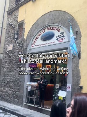went to Italy and obv had to go to the pizzeria where the Jersey Shore cast worked in Season 4 bc culture 🍕🇮🇹🤌 📍 Pizzeria O'Vesuvio - Via dei Cimatori, 21r, 50122 Firenze FI #thejerseyshoregirl #jerseyshore #italy #florence #firenze 