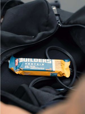 #BuildersPartner Just finished my workout and I always make sure I get some protein in right after. Lately I’ve been reaching for a CLIF BUILDERS protein bar. I like that it has 20 grams of protein and no artificial sweeteners. Plus the texture is actually really satisfying. I keep one in my bag so I’m never scrambling for something after training. If you’re looking for an easy post-workout option, definitely try CLIF BUILDERS Protein Bar. @BUILDERS @Snackworks 