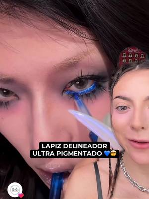 Probando el delineador más brillante y pigmentado del mundo 💙🤯 es de @Kaleidos Makeup y se llama “Miss Matrix”. Probamos mas? #makeuphacks #makeup 