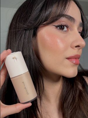 true to myself natural matte foundation ‘9 light neutral’ @Rare Beauty 🤎 ¿qué opinan?  #rarebeauty #rarebeautyfoundation #selenagomez #BeautyReview