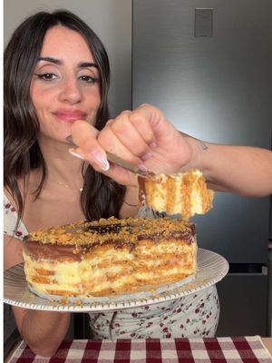 Tarta de la abuela ❤️ Un clásico que nunca falla 😍 🗒️ INGREDIENTES: Natillas: -1 litro de leche entera -1 ramita de canela -Piel de media naranja y medio limón  -6 yemas de huevo -120g de azúcar  -60g de maizena Cobertura: -200g de chocolate  -200ml de nata liquida para montar Tarta: -Galletas y leche para mojar #recetascaseras #postre #tarta #natillas #chocolate 