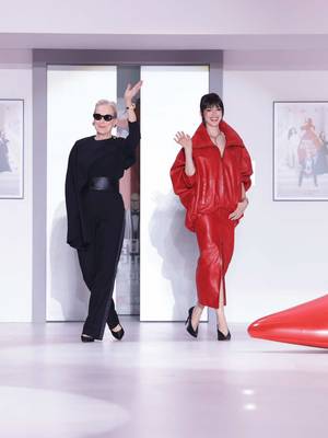 Gird your loins. Meryl Streep and Anne Hathaway are here in Seoul for the third stop of The Devil Wears Prada 2 global tour. See the film in theaters May 1.