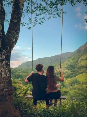 Check out the link in our bio and watch the video with the instructions on how to get to this swing 😍 Make sure to follow us for more travel recommendations! #kauai #hawaii #kauaihawaii #kauaitravel #traveltips