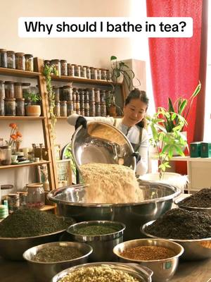 Have you ever experienced a tea bath? 👀 #bathtime #bathtok #bathbomb #herbalism #teabath 