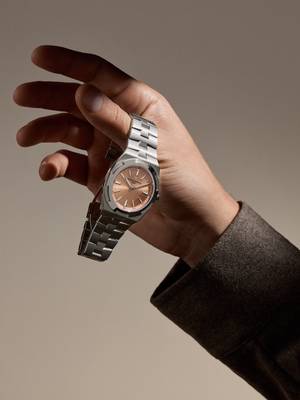 Innovation at the service of performance The Overseas collection unveils a new chapter, driven by the innovative Manufacture Calibre 2550. Developed over seven years, this ultra-thin self-winding movement, measuring just 2.4 mm, delivers an impressive 80-hour power reserve. Its ingenious architecture features a platinum micro-rotor, suspended double barrel, and compact single-level gear train, enhancing performance and reliability. Housed within a 39.5 mm platinum case, framing an exclusive salmon lacquered dial, this timepiece is a limited edition of 255 pieces. It marks a significant technical evolution for the Overseas collection. #VacheronConstantin #OneOfNotMany