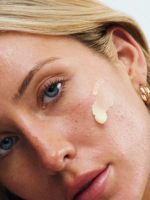 how to use: get bare makeup melting cleansing balm 🫧 @Alix Earle  + twist to dispense  + warm between fingers  + apply on DRY skin to remove makeup, SPF, excess oils, etc. + rinse thoroughly with water or wet cloth  #realeactives #cleansingbalm 