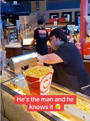 Bro is the popcorn king fr 🤴 (via oanderle/TT) #popcorn #movietheatre #skills #working #viral 