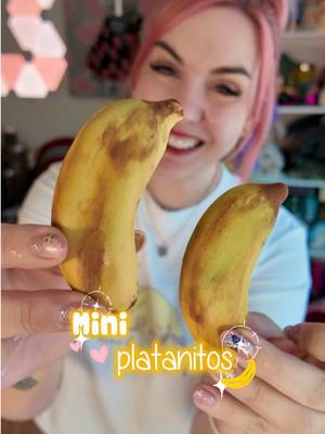 🍌 MINI PLATANITOS ✨ canarios  🍌Ya sabéis que me he propuesto enseñaros a preparar los postres de frutas más virales en casa, y hoy le toca el turno a estos platanitos en tamaño mini 🤭. Están taaaan ricos que no sé si los he puesto en el top 1 😂 ✨INGREDIENTES ➖ 2 gr gelatina + 20 ml de agua ➖ 120 ml de nata caliente ➖ 120 gr de chocolate blanco ➖ 200 gr de plátano maduro ➖ 200 ml de nata fría ➖ dulce de leche + bizcocho de plátano (opcional)  ➖ 100 gr de chocolate blanco + 100 gr de manteca de cacao ➖ colorantes liposolubles  ➖ cacao en polvo para decorar 🍌 Congela durante mínimo 6 horas y asegúrate de que está bien congelado antes de cubrirlo. 🍌 Deja en la nevera 1 hora antes de consumirlo para que tenga textura cremosa #tiktokespaña #cocinaentiktok #postres 