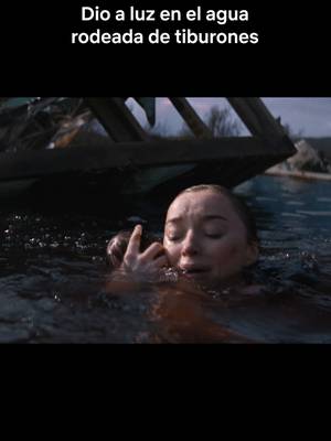 Cuando el nivel del mar sube drásticamente, el pueblo queda rodeado de tiburones, obligando a sus habitantes a intentar sobrevivir. La película 'Embestida' ya está disponible. #CineEnTikTok #QueVer
