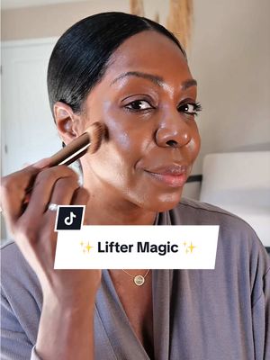 If it doesn’t behave like skincare… I’m not interested, especially at this point in my life. I’ve been testing the new Maybelline Lifter Plump & Glow Foundation and it’s exactly what my skin wants: • 90% skincare base • Hyaluronic acid + niacinamide • Medium coverage, skin-like finish Paired with the Lifter Concealer, it’s my favorite no-makeup makeup combo right now. Healthy skin > heavy makeup. Always. And don’t miss Grace Lee’s Amazon Live masterclass on the Maybelline brand store! @Maybelline NY @ELLE CANADA 