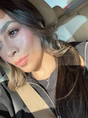 My favorite : glowy skin  Who else loves a glow #lashes #makeup #mnmakeupartist #highlighter #blush 
