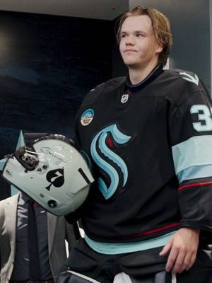 your 1st @NHL win in your 1st start will definitely get you your 1st victory helmet 🏎️💨 #seakraken #victoryspeech #f1helmet #inlovewiththecoco #bigwinnn 