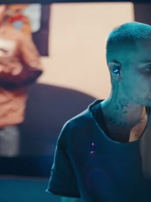 #JustinBieber throws it back to sing "With You" alongside is younger self at #Coachella  (🎥: @coachella/@YouTube) 