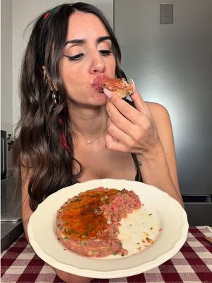Steak tartar con yema curada 🥩  Platazo de restaurante que puedes hacer en casa y queda delicioso 🥰 🗒️ INGREDIENTES: -200g de solomillo de ternera (congelado previamente un mínimo de 48 horas) -Media cebolla  -1 cucharada de alcaparras  -3 pepinillos en vinagre  -2 yemas de huevo + soja hasta cubrir y dejar reposar una hora en la nevera -4 cucharadas aproximadamente de aceite de oliva -1 cucharadita de mostaza Dijon -1 cucharadita de mostaza en grano -2 cucharaditas de salsa Perrins -Tabasco -Sal y pimienta  -Cebollino #recetasfaciles #recetascaseras #steaktartare #solomillo #steak 