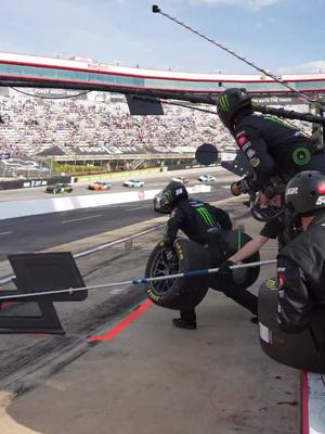 Lights out pit stop by the 54 team 😮‍💨