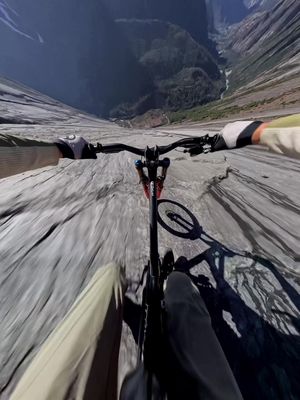 when the brakes don’t work like they used to before 🫨 #GeeAtherton #bikelife #mtb #mountainbiking #mtblife 