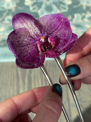 Replying to @▪︎~¤{☆SuperPlain☆}¤~▪︎ the engagement orchid diy resin series continues with a hairpin 🌸 silver hairpin from @Sézane 