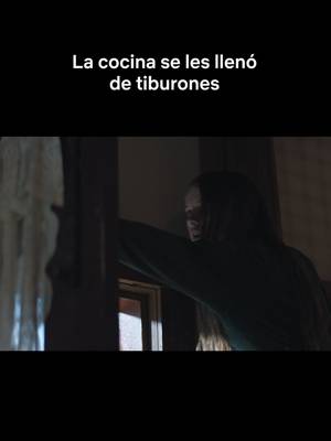 Un paso en falso y te conviertes en comida para tiburones. #Embestida #CineEnTikTok #QueVer
