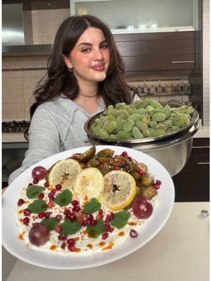 Smoked labneh with brown butter green almond dip : المكونات: 	•	لبنة مصفّاة: ٢٠٠ غ 	•	زيت زيتون بكر: ١٥ غ 	•	عسل: ٥ غ 	•	قشر ليمون: ١ غ 	•	ملح: حسب الحاجة           ورق زعتر فريش : ٣ غ الطريقة: 		تدخين اللبنة : •	فحمة صغير محمّى و نضيف عليها نقطة زيت زيتون و ورق الزعتر و بنتركها مغطاه تتدخن لمدة ٥ دقايق. بعد التدخين بنضيف زيت الزيتون و العسل و قشر الليمون و الملح. تحضير اللوز الأخضر بالزبدة: المكونات: 	•	لوز أخضر طري: ١٢٠ غ مقطع أنصاف سميكة 	•	زبدة: ٤٠ غ 	•	رشة ملح الطريقة: 	نذوب الزبدة لحد ما ياخد لون بني  ( nutty flavor ) بنضيف اللوز على الزبدة و بنقلبها لمدة ٣ دقايق بدون ما تطرى تتبيلة اللوز : المكونات: 	•	دبس رمان: ١٠ غ 	•	عسل: ٥ غ 	•	خل تفاح: ٣ غ 	•	فلفل أسود: رشة 	•	قرفة: رشة خفيفة جدًا الطريقة: بنضيفها كل المكونات على اللوز وهو ساخن و بنحرك بسرعة ليتغطى كله و يلصق ب اللوز و ياخد لون  بنسكب اللبنة و فوقها اللوز بصحن التقديم  و بنزين الصحن ب زعتر فريش و سماق سمسم و فلفل احمر مجروش و شرائح ليمون  و عنب احمر و حبات رمان و بالعافية.
