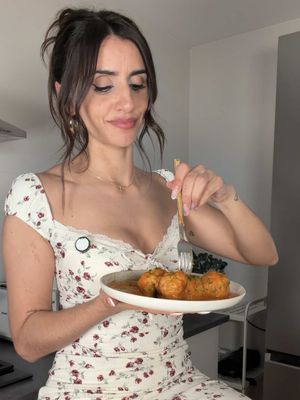 Albóndigas en salsa 👌🏽 🗒️ INGREDIENTES: Para las albóndigas  -500g de carne se cerdo y ternera  -1 huevo -1 diente de ajo -Perejil -2 rebanadas de pan de molde mojadas en leche -Sal y pimienta  Para la salsa -1 cebolla -1 diente de ajo -2 zanahorias -1 puerro -1 hoja de laurel -1 cucharada de concentrado de tomate  -200g de tomate triturado  -750ml de caldo de pollo  -Sal y pimienta  👩🏽‍🍳 PREPARACIÓN: -Sella las albondigas y reserva (solo sellar) -Sofríe las verduras, añade el relleno de ingrediente y cocina a fuego lento unos 20-30 minutos aproximadamente. -Retira el laurel, tritura la salsa y pásala por el colador. -Añade las albóndigas y cocina a fuego lento hasta que se hayan hecho por dentro (unos 20 minuto más o menos. Dependerá de su tamaño) #recetascaseras #albondigas #cocinaespañola #tapas 