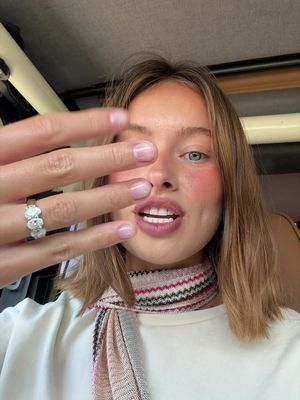 Faux no nail chic girl 