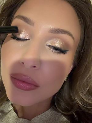 Living in my glitter world! 😂@Bobbi Brown Crystal Eye Shimmer Sticks are bomb 🔥 . #bobbibrownshimmersticks #bobbibrowncrystaleye #glitter 