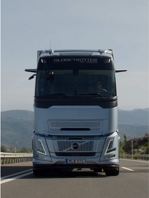 The Volvo FH Electric supports long-distance routes with fewer emissions.  #volvotrucks #electrictrucksinreality #electrictrucks 