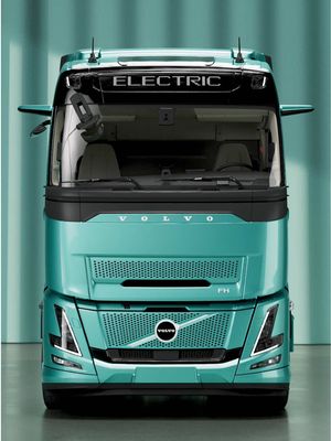 Discover the innovations that unlock up to 700 km of range, faster charging and more loading capacity. #volvotrucks #electrictrucksinreality #electrictrucks 
