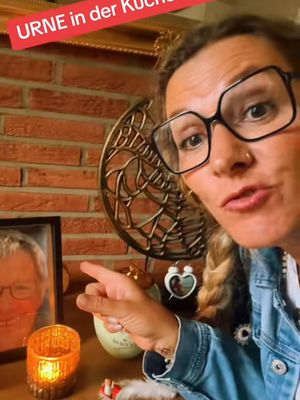 Manchmal denke ich mir, es gibt Menschen, die hören ein ganzes Video… und nehmen genau den einen Satz mit, über den sie sich aufregen können. Der Rest ist scheinbar optional. Während ich über Zeichen, Verbindung und etwas sehr Persönliches spreche, bleibt hängen: „Oh, da steht eine Urne in der Küche!“ Keine Frage zum eigentlichen Thema, kein echtes Interesse, einfach direkt die innere Ordnungspolizei aktiviert. Vielleicht ist genau das ein kleines Spiegelbild von dem, was gerade oft schiefläuft: weniger zuhören, mehr bewerten. Aber gut… ich erklär’s gern nochmal für alle, die wirklich verstehen wollen. Und für den Rest: Es war übrigens die Perücke meiner Mutter. „Erika“❤️. Die hätte das Ganze wahrscheinlich ziemlich lustig gefunden🤦🏼‍♀️👀. #urne #trauer #verlust #nichtallesistsoscheint #einbisschenhumormusssein