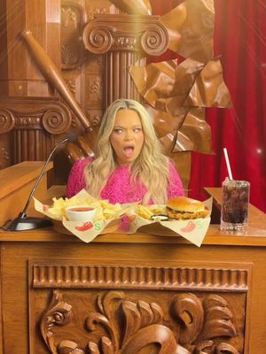 Who’s getting the biggest crispiest chicken sandwich @Chili’s Grill & Bar today? 👀 #chilisfoodcourt  #chilispartner