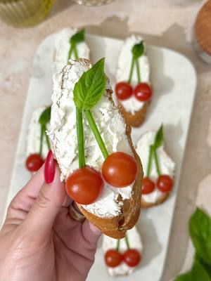 Hosting tip: make double 🍅🥖 Goat cheese crostini with a cherry twist 🍒 👉 Boar's Head® Chèvre Goat Cheese 👉 Crostini 👉 Cherry tomatoes 👉 Fresh basil and chives  👉 Olive oil #BoarsHead #Foodie #Deli #Crostini #GoatCheese 