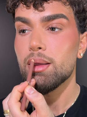 STOP APPLYING YOUR LIP COMBO LIKE THIS… and start applying it like THIS!! 😍 @Summer Fridays A D Available @sephora and @sephoracanada  #makeup #makeupartist #beauty #beautyhacks #makeuptutorial 