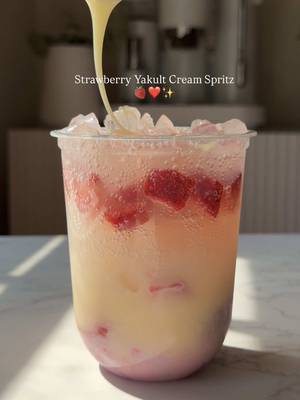 Strawberry Yakult Cream Spritz 🍓❤️ #dirtysoda #yakult #strawberry