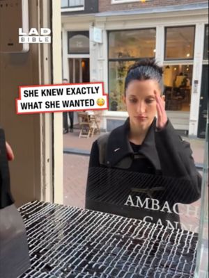 Why from the middle though??? (🎥: IG/ elyse__n x debestelekkernij) - #funnyvids #amsterdam #food #cake