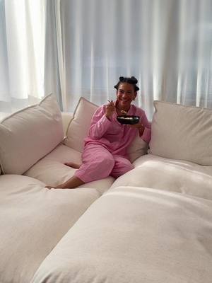 Lounge in comfort, with luxuriously soft performance fabrics on cloud-like cushions. 🔎 Kova Grand Pit in Sand Performance Basketweave custom-crafted for @nikki.bruner 