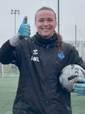Quoi de mieux que Charlotte qui chante du @charlottecardin_ pour nous faire oublier la météo 🌧️   On a hâte de vous voir au Stade Boréale le 2 mai. Billets en bio 😁    After the rain come the 🌹   Get your tickets now and be part of the magic on May 2nd at our home opener ✨
