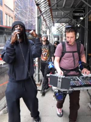 Walked around making genre fusions and handing out Welch’s Fusions @welchsfruitsnacks . This dude @pgehuncho1 asked for Afrobeats and trap - definitely a challenge to make both work together, but he got on the mic and crushed it anyway!! #welchsfusionpartner