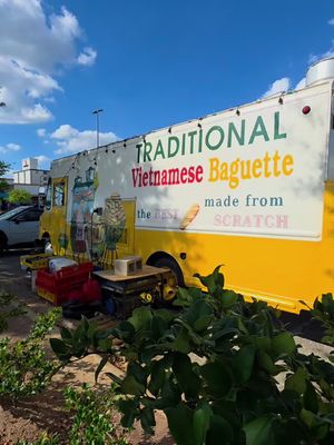 🥖 Looking for killer bánh mì in CSTAT? 🚛 Located in Culpepper Plaza on Texas Avenue South, the Saigonista food truck offers affordable Vietnamese sandwiches with heft. 🌿 🐷 The menu has nearly a dozen sandwiches for $8 or $9, from classic cold cuts to Crackling Pork, Rolling Beef with Vietnamese-style grilled beef wrapped in betel leaves, The Wagyunista with marbled Wagyu beef, fried egg and Saigon citrus salad, and the Saigon Fish Bite with crispy fried fish cakes, rau ram, housemade sriracha and savory fish sauce glaze. 🐟 The sandwiches are stuffed to the brim and brushed with super-rich house pâté, Vietnamese mayo and signature sauces. 🍜 Weekend specials include vermicelli bowls, broken rice plates (cơm tấm), loaded fries and egg rolls. 🍛 📍 @Saigonista.Banh.Mi, 1701 Texas Avenue ✍️🏽 @MadmanMario #HFFOnTheRoad #SaigonistaBanhMi #CollegeStationEats #CStatFoodie