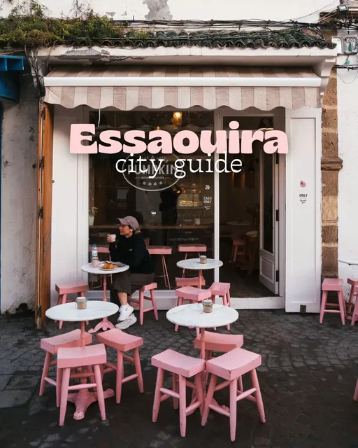 🌊 Essaouira feels like a place where everything just slows down… in the best way. A mix of salty ocean air, art-filled streets, and that laid-back coastal energy you don’t really plan for, but end up loving the most. We spent our days wandering through the medina, stopping for coffee way too often, eating fresh seafood by the port, and just going with the flow. 📍On Morocco’s Atlantic coast, Essaouira has a completely different vibe. Windy beaches, seagulls everywhere, fishermen bringing in the catch of the day, and cafés you sit in longer than planned. 👀 A few spots we highly recommend: • Essaouira Medina • stay at @mamalovaessaouira (beautiful Boutique hotel/ riad and spa located in the heart of the medina) • Skala de la Ville (sunset here is unreal) • Essaouira Port • Le Love by Caravane • Fishburger Essaouira • Pumpkin It’s the kind of place where the plan quickly becomes: wander, eat, sunset… repeat 😄 #Essaouira #MoroccoTravel #VisitMorocco #EssaouiraMedina #MoroccoCoast