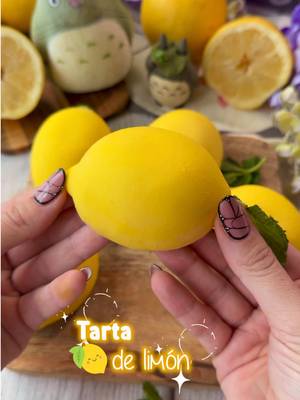 🍋 TARTA DE LIMÓN ✨ 🍋Ya sabéis que estoy versionando los postres más virales para que podáis hacerlos en casa...  y hoy le toca el turno a una de las frutas que más me habéis pedido: el limón 🤭 ¿Qué hacemos para la siguiente? 🌸INGREDIENTES Relleno: ➖ 60 ml de zumo de limón ➖ 6 gr de endulzante yummy o 60 gr de azúcar ➖ 2 yemas de huevo ➖ 1 gr de gelatina  ➖ ralladura 1 limón  ➖ 70 gr de mantequilla  Mousse : ➖ 100 gr de chocolate blanco  ➖ 50 ml de nata caliente ➖ 2 gr de gelatina ➖ 150 ml nata fría  Cobertura  ➖ 100 gr chocolate blanco  ➖ 100 gr manteca de cacao ➖ colorante liposoluble  🍋 Deja el relleno mínimo 2-3 horas 🍋 Prepara el mousse, añade el relleno y deja en el congelador unas 6 horas  🍋 Desmolda, cubre y deja reposar en la nevera 30 min para que alcance la textura suave  #tiktokespaña #cocinaentiktok #postres 