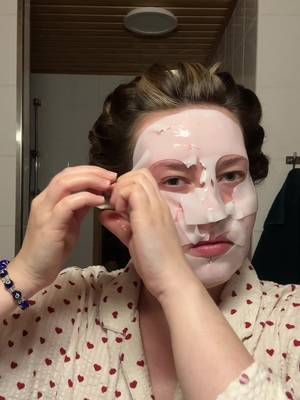 Ad @Biodance Store US / product gifted as PR ✨ My first time trying a Biodance collagen mask didn’t go too well… but it’s time for redemption! 🙌🏻 Their Rejuvenating Caviar PDRN Real Deep Mask focuses on strengthening your skin barrier and making your skin plump and radiant. 💎 Wear the mask for 3–4 hours or until it becomes transparent. I like to wear mine overnight for the perfect glow. ✨ Also, important to mention! I’m very aware that something was wrong with the mask I bought, and that isn’t really their fault. 🤷🏼‍♀️ I would’ve totally tried it again anyway.  #collagenmask #biodance #glowingskincare #pdrn 